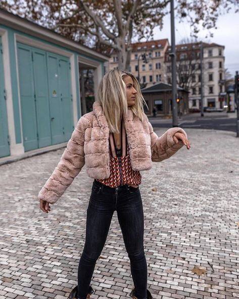 ਪਰ State of Saxony ਦੇ ਪੁਲਿਸ ਵਿਭਾਗ ਨੇ 34 ਸਾਲਾ ਖ਼ੂਬਸੂਰਤ ਪੁਲਿਸ ਅਧਿਕਾਰੀ ਨੂੰ ਨੋਟਿਸ ਦੇ ਦਿੱਤਾ ਹੈ ਕਿ ਜਾਂ ਤਾਂ ਉਹ ਬਤੌਰ ਪੁਲਿਸ ਕਰਮੀ ਨੌਕਰੀ ਜੁਆਇੰਨ ਕਰੇ ਜਾਂ ਮਾਡਲ ਦੀ ਤਰ੍ਹਾਂ ਸੋਸ਼ਲ ਮੀਡੀਆ ‘ਤੇ ਤਸਵੀਰਾਂ ਅਪਲੋਡ ਕਰੇ। 