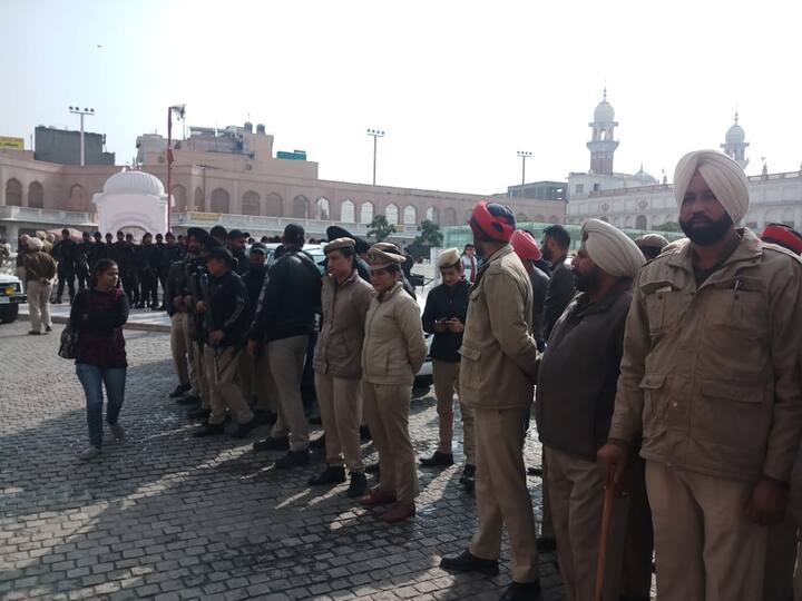 ਯਾਦ ਰਹੇ ਐਤਵਾਰ ਨੂੰ ਇਨਸਾਫ਼ ਮੋਰਚੇ ਦੇ ਲੀਡਰਾਂ ਨੇ ਬਰਗਾੜੀ ਵਿੱਚ ਧਰਨਾ ਖਤਮ ਕਰਦਿਆਂ ਸ਼੍ਰੀ ਹਰਿਮੰਦਰ ਸਾਹਿਬ ਮੱਥਾ ਟੇਕਣ ਦਾ ਐਲਾਨ ਕੀਤਾ ਸੀ।