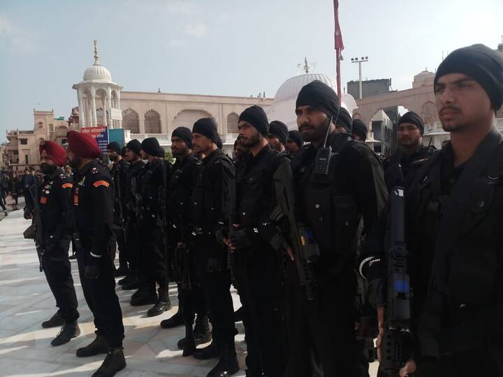 ਪ੍ਰਮਾਤਮਾ ਦਾ ਸ਼ੁਕਰਾਨਾ ਕਰਨ ਲਈ ਸ੍ਰੀ ਹਰਿਮੰਦਰ ਸਾਹਿਬ ਅੰਮ੍ਰਿਤਸਰ ਲਈ ਬਰਗਾੜੀ ਤੋਂ ਸਵੇਰੇ 9 ਵਜੇ ਰਵਾਨਾ ਹੋਏ ਕਾਫ਼ਲੇ ਵਿੱਚ ਵੱਡੀ ਗਿਣਤੀ ਸੰਗਤ ਸ਼ਾਮਲ ਹਨ।