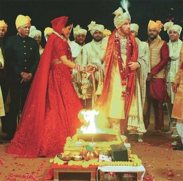 ਨਿੱਕ ਜੋਨਸ ਤੇ ਪ੍ਰਿਅੰਕਾ ਚੋਪੜਾ ਦੇ ਵਿਆਹ ਦੀਆਂ ਤਸਵੀਰਾਂ ਦੀ ਸਭ ਨੂੰ ਉਡੀਕ ਸੀ ਜੋ ਹੁਣ ਖ਼ਤਮ ਹੋ ਗਈ ਹੈ। ਇਨ੍ਹਾਂ ਦੋਵਾਂ ਨੇ ਦੋ ਵਿਆਹ ਕਰਵਾਏ ਭਾਵ ਹਿੰਦੂ ਤੇ ਇਸਾਈ ਧਰਮ ਦੀਆਂ ਰੀਤਾਂ ਮੁਤਾਬਕ ਵਿਆਹ ਕੀਤੇ। ਹੁਣ ਦੋਵਾਂ ਦੇ ਹਿੰਦੂ ਧਰਮ ਦੀਆਂ ਰੀਤਾਂ ਮੁਤਾਬਕ ਹੋਏ ਵਿਆਹ ਦੀਆਂ ਤਸਵੀਰਾਂ ਸੋਸ਼ਲ ਮੀਡੀਆ ‘ਤੇ ਤੇਜ਼ੀ ਨਾਲ ਵਾਇਰਲ ਹੋ ਰਹੀਆਂ ਹਨ।