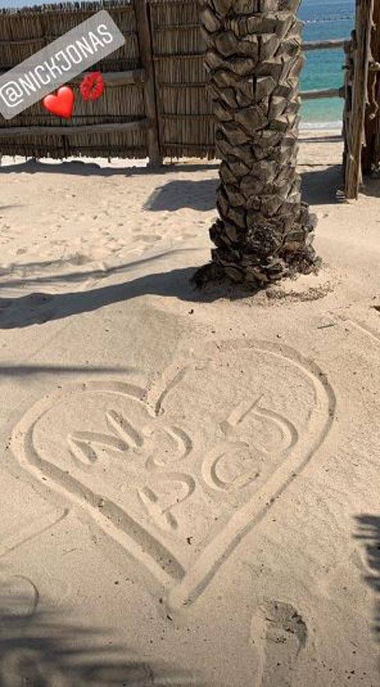 ਹੁਣ ਵਿਆਹ ਤੋਂ ਬਾਅਦ ਦੋਨੋਂ ਓਮਾਨ ‘ਚ ਆਪਣੇ ਹਨੀਮੂਨ ਲਈ ਵੀ ਰਵਾਨਾ ਹੋ ਚੁੱਕੇ ਹਨ ਜਿਸ ਦੀ ਵੀਡੀਓ ਸਾਹਮਣੇ ਆਈ ਹੈ।