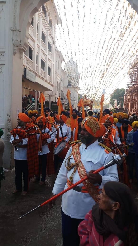 ਠੰਢ ਦੇ ਬਾਵਜੂਦ ਸੰਗਤਾਂ ਨੇ ਨਗਰ ਕੀਰਤਨ ਵਿੱਚ ਵਧ-ਚੜ੍ਹ ਕੇ ਸ਼ਮੂਲੀਅਤ ਕੀਤੀ। 
