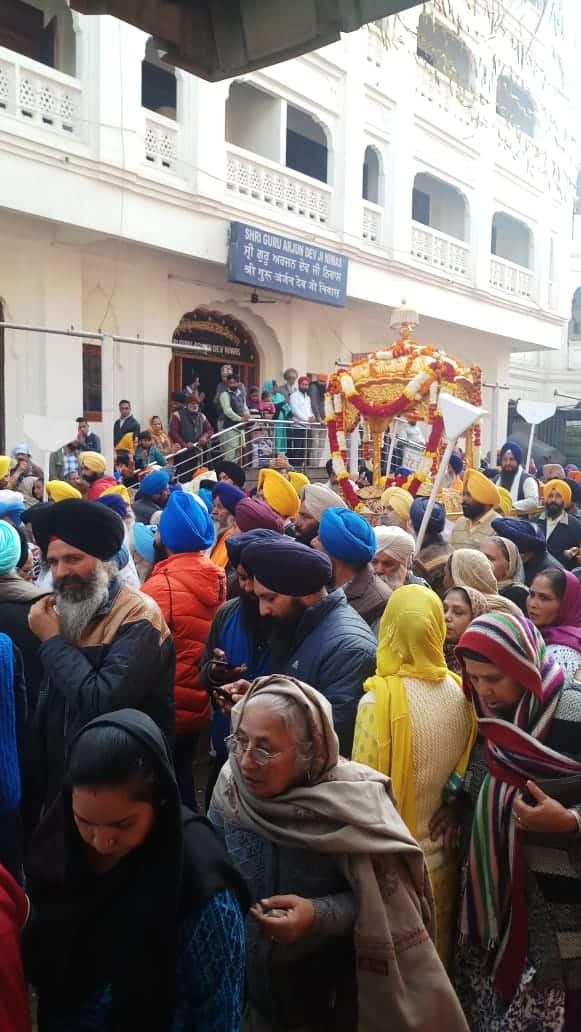ਸੰਗਤਾਂ ਲਈ ਥਾਂ-ਥਾਂ ਲੰਗਰਾਂ ਦਾ ਵੀ ਪ੍ਰਬੰਧ ਕੀਤਾ ਗਿਆ। ਵੇਖੋ ਤਸਵੀਰਾਂ-