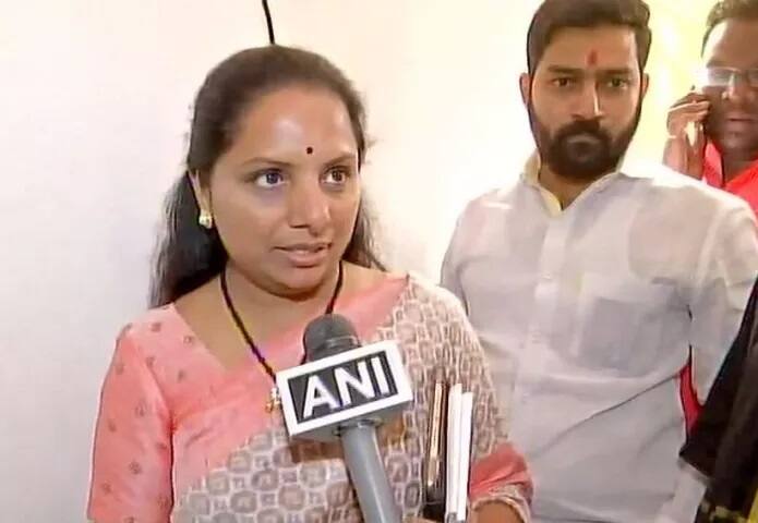 ਉੱਧਰ ਤੇਲੰਗਾਨਾ ਵਿੱਚ ਜਿੱਤ ਮਗਰੋਂ ਟੀਆਰਐਸ ਮੁਖੀ ਦੀ ਧੀ ਕੇ ਕਵਿਤਾ ਨੇ ਇਸ ਜਿੱਤ ਸਬੰਧੀ ਮੀਡੀਆ ਨੂੰ ਕਿਹਾ ਕਿ ਹਾਰਨ ਵਾਲੀ ਪਾਰਟੀ ਅਕਸਰ ਇਹੀ ਕਹਿੰਦੀ ਹੈ ਕਿ ਈਵੀਐਮ ਨੂੰ ਹੈਕ ਕਰ ਲਿਆ ਗਿਆ ਹੈ। ਉਨ੍ਹਾਂ ਕਿਹਾ ਕਿ ਇਹ ਗੱਲ ਸਰਾਸਰ ਗ਼ਲਤ ਹੈ। ਉਨ੍ਹਾਂ ਸਪਸ਼ਟ ਕਰਵਾਇਆ ਕਿ ਪਿਛਲੇ ਦਿਨੀਂ ਮੁੱਖ ਚੋਣ ਕਮਿਸ਼ਨ ਨੇ ਵੀ ਇਹੀ ਕਿਹਾ ਸੀ ਕਿ ਈਵੀਐਮ ਨੂੰ ਇੰਨੀ ਆਸਾਨੀ ਨਾਲ ਹੈਕ ਨਹੀਂ ਕੀਤਾ ਜਾ ਸਕਦਾ। ਉਨ੍ਹਾਂ ਕਿਹਾ ਕਿ ਜਨਤਾ ਨੇ ਉਨ੍ਹਾਂ ਨੂੰ ਜਸ਼ਨ ਮਨਾਉਣ ਦਾ ਮੌਕਾ ਦਿੱਤਾ ਹੈ।