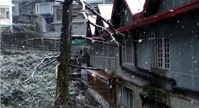 ਜਿੱਥੇ ਪਹਾੜਾਂ ‘ਚ ਬਰਫ਼ਬਾਰੀ ਸ਼ੁਰੂ ਹੋ ਗਈ ਉੱਥੇ ਹੀ ਨਾਲ ਲੱਗਦੇ ਸੂਬਿਆਂ ‘ਚ ਵੀ ਠੰਢ ਵੱਧ ਗਈ ਹੈ ਅਤੇ ਕਈ ਥਾਵਾਂ ‘ਤੇ ਬਾਰਿਸ਼ ਵੀ ਹੋਈ।