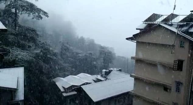 ਪਹਾੜਾਂ ‘ਚ ਹੋਈ ਇਸ ਬਰਫ਼ਬਾਰੀ ਦੇ ਨਾਲ ਹੁਣ ਸ਼ੀਤ ਲਹਿਰ ਚੱਲਣੀ ਸ਼ੁਰੂ ਹੋ ਜਾਵੇਗੀ।