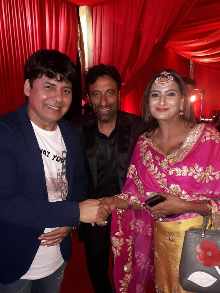 ਵਿਆਹ ‘ਚ ਦੋ ਤਰ੍ਹਾਂ ਦਾ ਖਾਣਾ ਰਹੇਗਾ ਵੈੱਜ ਤੇ ਨੌਨ ਵੈੱਜ। ਇਸ ‘ਚ ਸਨੈਕਸ ਤੋਂ ਲੈ ਕੇ ਡੇਜ਼ਰਟ, ਸਟ੍ਰੀਟ ਫੂਡ ਤੇ ਮੇਨ ਕੋਰਸ ਨੂੰ ਮਿਲਾ ਕੇ ਕੁਲ 150 ਤੋਂ ਜ਼ਿਆਦਾ ਆਈਟਮਾਂ ਹੋਣਗੀਆਂ।