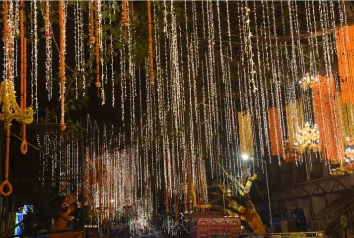 ਦੁਨੀਆ ਦੇ ਸਭ ਤੋਂ ਮਹਿੰਗਾ ਘਰ ਐਂਟੀਲਿਆ ਦੀ ਜਗਮਗਾਹਟ ਦੱਖਣ ਮੁੰਬਈ ਨੂੰ ਰੌਸ਼ਨ ਕਰ ਰਹੀ ਹੈ। (ਫੋਟੋਆਂ- ਮਾਨਵ ਮੰਗਲਾਨੀ ਤੇ ਮ੍ਰਿਤਿਉਂਜੈ ਸਿੰਘ)