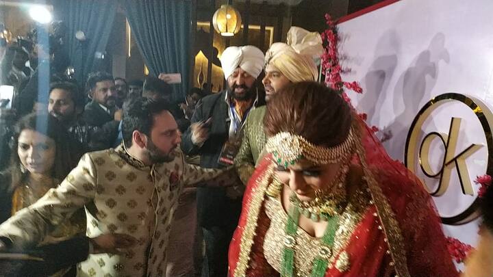 ਕਪਿਲ ਅਤੇ ਗਿੰਨੀ ਦੇ ਵਿਆਹ ਦੀਆਂ ਕੁਝ ਤਸਵੀਰਾਂ ਸਾਹਮਣੇ ਆਇਆਂ ਹਨ, ਜਿਨ੍ਹਾਂ ‘ਚ ਕਪਿਲ ਲਾੜੇ ਦੇ ਲਿਬਾਸ ਅਤੇ ਗਿੰਨੀ ਲਾੜੀ ਦੇ ਅੰਦਾਜ਼ ‘ਚ ਖੂਬ ਜਚ ਰਹੇ ਹਨ।