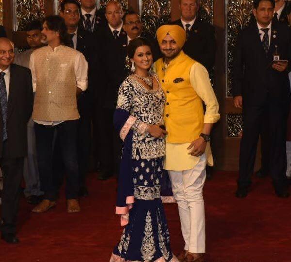 ਵਿਦੇਸ਼ੀ ਮਹਿਮਾਨਾਂ ਚੋਂ ਇੱਥੇ ਹਿਲੇਰੀ ਕਲਿੰਟਨ ਵੀ ਪਹੁੰਚੀ ਸੀ। ਵਿਆਹ ਦੀਆਂ ਕੁਝ ਹੋਰ ਤਸਵੀਰਾਂ ਤੁਸੀਂ ਅੱਗੇ ਵੇਖ ਸਕਦੇ ਹੋ।
