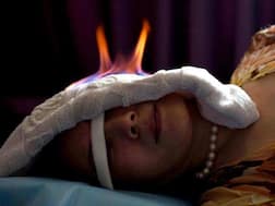 ਸੁੰਦਰ ਦਿੱਖਣ ਲਈ ਚਿਹਰੇ ‘ਤੇ ਲਾਈ ਜਾਂਦੀ ਅੱਗ, ਜਾਣੋ ਅਨੋਖੀ ਤਕਨੀਕ