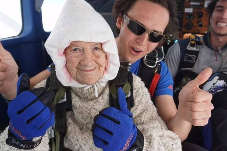 102 ਸਾਲਾ ਬੇਬੇ ਨੇ 14,000 ਫੁੱਟ ਤੋਂ ਮਾਰੀ ਛਾਲ, ਬਣਿਆ ਰਿਕਾਰਡ 