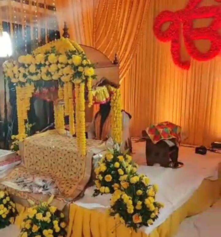 ਹੁਣ ਦੋਵੇਂ ਜਣੇ ਵੱਖ-ਵੱਖ ਥਾਈਂ ਆਪਣੇ ਨਜ਼ਦੀਕੀਆਂ ਲਈ ਪਾਰਟੀਆਂ ਵੀ ਕਰਨਗੇ।