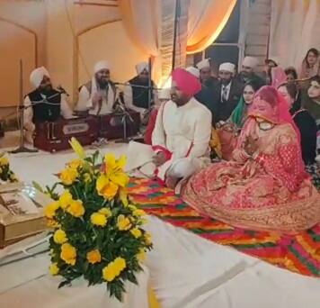 ਦੋਵਾਂ ਨੇ ਸ੍ਰੀ ਗੁਰੂ ਗ੍ਰੰਥ ਸਾਹਿਬ ਦੀ ਹਜ਼ੂਰੀ ਵਿੱਚ ਚਾਰ ਲਾਵਾਂ ਲਈਆਂ।