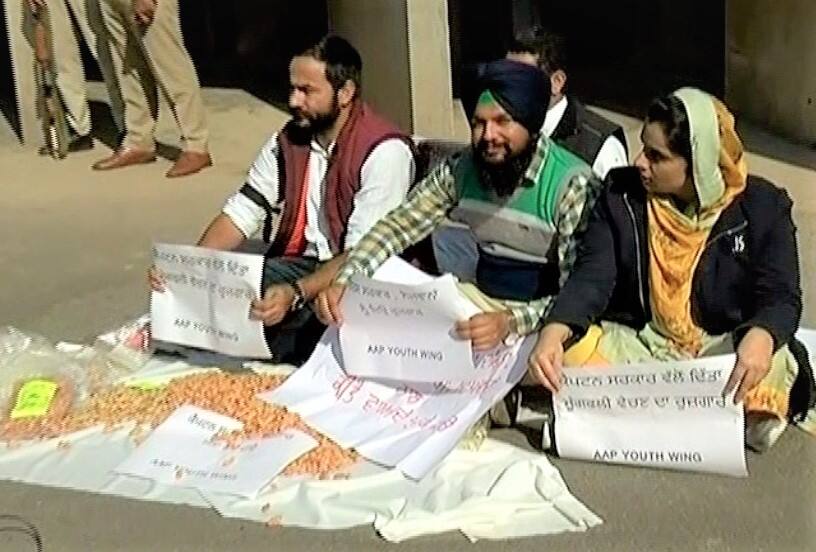 AAP protesting against capt govt by selling peanuts due to unemployment in the state 'ਆਪ' ਵਿਧਾਇਕਾਂ ਨੇ ਵਿਧਾਨ ਸਭਾ ਬਾਹਰ ਵੇਚੀ ਮੂੰਗਫਲੀ