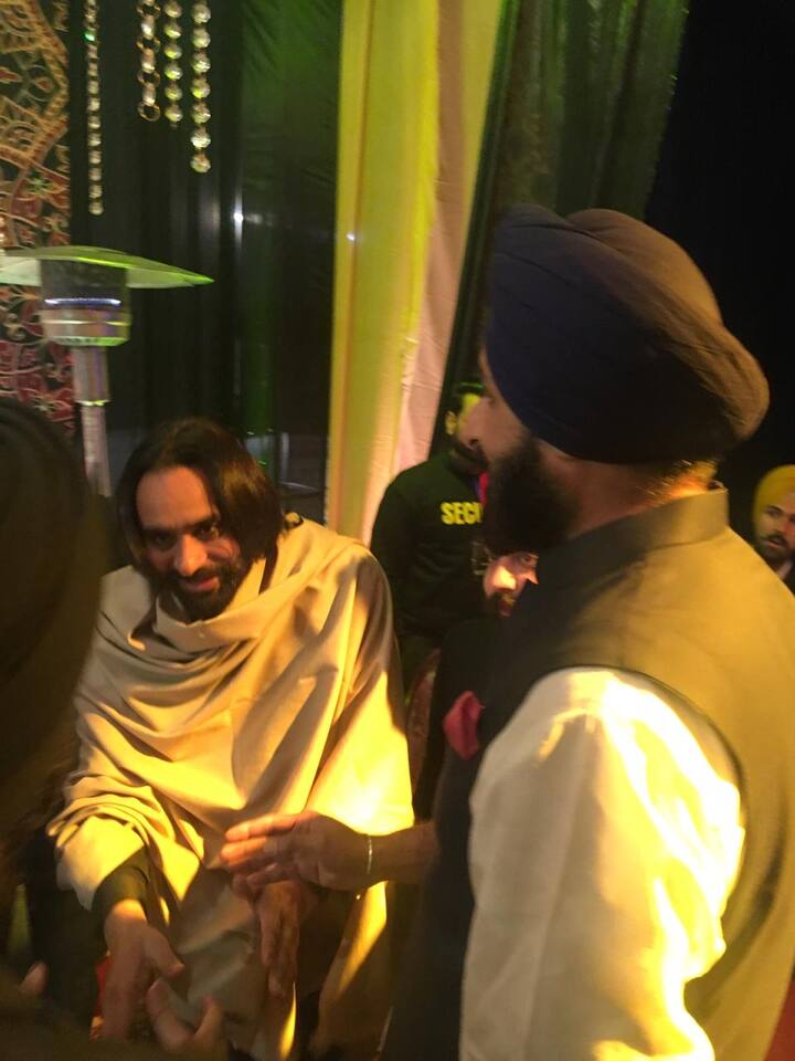 ਰਿਸੈਪਸ਼ਨ 'ਚ ਦਲੇਰ ਮਹਿੰਦੀ ਨੇ ਸਮਾਂ ਬੰਨ੍ਹਿਆ। ਇਸ ਮੌਕੇ ਅਕਾਲੀ ਲੀਡਰ ਬਿਕਰਮ ਮਜੀਠੀਆ, 'ਆਪ' ਲੀਡਰ ਭਗਵੰਤ ਮਾਨ ਤੇ ਗਾਇਕ ਬੱਬੂ ਮਾਨ ਵੀ ਪਹੁੰਚੇ।