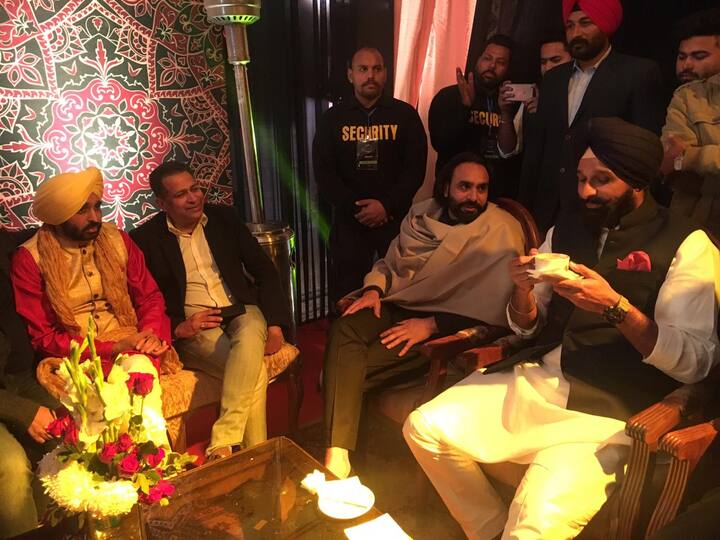 ਰਿਸੈਪਸ਼ਨ 'ਚ ਜਿੱਥੇ ਕਈ ਪੰਜਾਬੀ ਸਿਤਾਰੇ ਟੌਹਰ ਕੱਢ ਪਹੁੰਚੇ, ਉੱਥੇ ਹੀ ਕਈ ਸਿਆਸੀ ਲੀਡਰ ਨੇ ਵੀ ਸ਼ਿਰਕਤ ਕੀਤੀ। 