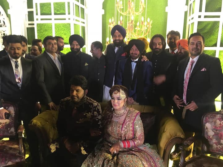 ਸ਼ੁੱਕਰਵਾਰ ਨੂੰ ਅੰਮ੍ਰਿਤਸਰ 'ਚ ਹਾਸਰਾਸ ਕਲਾਕਾਰ ਕਪਿਲ ਸ਼ਰਮਾ ਤੇ ਗਿੰਨੀ ਚਤੁਰਥ ਦੇ ਵਿਆਹ ਦੀ ਗ੍ਰੈਂਡ ਰਿਸੈਪਸ਼ਨ ਹੋਈ। ਇੱਥੇ ਅਕਾਲੀ ਲੀਡਰ ਬਿਕਰਮ ਮਜੀਠੀਆ ਨੇ ਗਾਇਕਾਂ ਤੇ ਸਿਤਾਰਿਆਂ ਨਾਲ ਖੂਬ ਮਹਿਫਲ ਲਾਈ। 