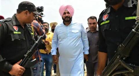 ਨਵਜੋਤ ਸਿੱਧੂ ਦੀ ਸੁਰੱਖਿਆ ਬਾਰੇ ਫਿਕਰਮੰਦ ਪੰਜਾਬ ਪੁਲਿਸ, ਬੁਲੇਟਪਰੂਫ ਗੱਡੀ ਤੇ ਨੀਮ ਫ਼ੌਜੀ ਦਸਤੇ ਦੇਣ ਦੀ ਅਪੀਲ ਨਵਜੋਤ ਸਿੱਧੂ ਦੀ ਸੁਰੱਖਿਆ ਬਾਰੇ ਫਿਕਰਮੰਦ ਪੰਜਾਬ ਪੁਲਿਸ, ਬੁਲੇਟਪਰੂਫ ਗੱਡੀ ਤੇ ਨੀਮ ਫ਼ੌਜੀ ਦਸਤੇ ਦੇਣ ਦੀ ਅਪੀਲ