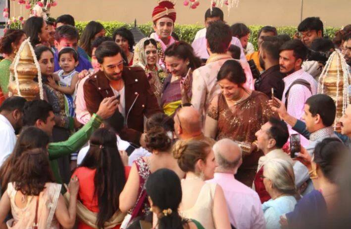 ਰਣਵੀਰ ਸਿੰਘ ਬਾਲੀਵੁੱਡ ਦੇ ਮਸਤਮੌਲਾ ਐਕਟਰਾਂ ‘ਚ ਸ਼ੁਮਾਰ ਹਨ। ਉਨ੍ਹਾਂ ਨੂੰ ਐਨਰਜੀ ਤੇ ਫਰਾਖ਼ਦਿਲੀ ਲਈ ਕੋਈ ਫੇਲ੍ਹ ਨਹੀਂ ਕਰ ਸਕਦਾ। ਅਕਸਰ ਹੀ ਉਹ ਪਬਲਿਕ ‘ਚ ਅਜਿਹੀਆਂ ਚੀਜ਼ਾਂ ਕਰ ਜਾਂਦੇ ਹਨ ਜਿਨ੍ਹਾਂ ਦੀ ਖੂਬ ਤਾਰੀਫ ਹੁੰਦੀ ਹੈ।