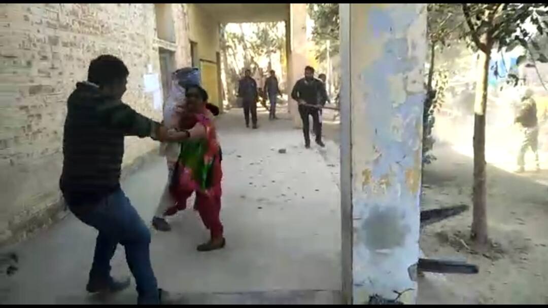 ਪੰਚਾਇਤੀ ਚੋਣਾਂ ਤੋਂ ਪਹਿਲਾਂ ਹੀ ਹਿੰਸਕ ਝੜਪ, ਦੋ ਧੜਿਆਂ 'ਚ ਖੂਨੀ ਟਕਰਾਅ clash during nominations ਪੰਚਾਇਤੀ ਚੋਣਾਂ ਤੋਂ ਪਹਿਲਾਂ ਹੀ ਹਿੰਸਕ ਝੜਪ, ਦੋ ਧੜਿਆਂ 'ਚ ਖੂਨੀ ਟਕਰਾਅ