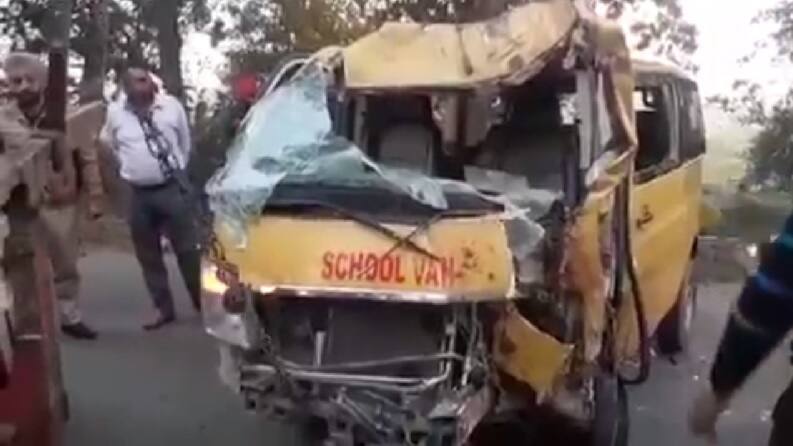ਦਰੱਖ਼ਤ ਨਾਲ ਟਕਰਾਈ ਸਕੂਲ ਵੈਨ, ਇੱਕ ਬੱਚੇ ਦੀ ਮੌਤ ਦੋ ਗੰਭੀਰ
