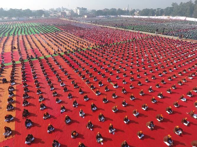 ਕੁਰੁਕਸ਼ੇਤਰ ਦੇ ਥੀਮ ਪਾਰਕ ਵਿੱਚ 18,000 ਵਿਦਿਆਰਥੀਆਂ ਨੇ ਗੀਤਾ ਦੇ ਅਧਿਆਏ 18ਵੇਂ ਦੇ 18 ਸਲੋਕਾਂ ਨੂੰ ਸੁਣਾਇਆ। 