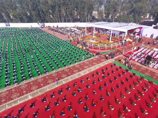 ਇਸ ਮੌਕੇ ਵਿਦੇਸ਼ ਮੰਤਰੀ ਸੁਸ਼ਮਾ ਸਵਰਾਜ ਮੁੱਖ ਮਹਿਮਾਨ ਸਨ। ਉਨ੍ਹਾਂ ਨਾਲ ਯੋਗ ਗੁਰੂ ਰਾਮਦੇਵ, ਉੜੀਸਾ ਦੇ ਰਾਜਪਾਲ ਗਣੇਸ਼ੀਲਾਲ ਤੇ ਹੋਰ ਹਾਜ਼ਰ ਸਨ। 