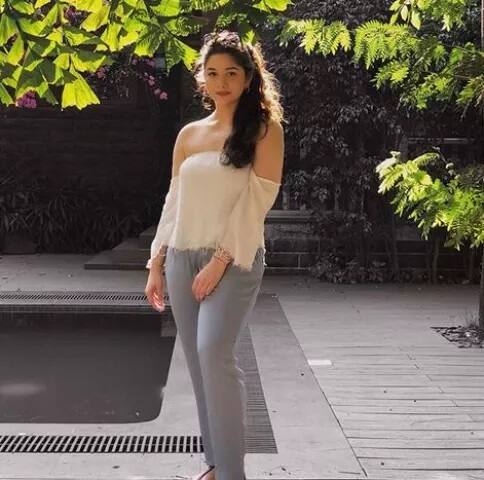 ਉਹ ਮੁੰਬਈ ਦੇ ਧੀਰੂ ਭਾਈ ਅੰਬਾਨੀ ਸਕੂਲ ਵਿੱਚੋਂ ਪੜ੍ਹੀ ਹੈ ਤੇ ਲੰਦਨ ਦੇ ਕਾਲਜ ਤੋਂ ਮੈਡੀਸਨ ਦੀ ਗਰੈਜੂਏਸ਼ਨ ਕਰ ਚੁੱਕੀ ਹੈ।