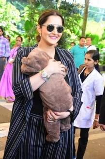 ਪੁੱਤ ਨਾਲ ਨਜ਼ਰ ਆਈ ਸਾਨੀਆ ਮਿਰਜ਼ਾ, ਕੈਮਰੇ ਤੋਂ ਵੱਟਿਆ ਟਾਲਾ, ਵੇਖੋ ਤਸਵੀਰਾਂ