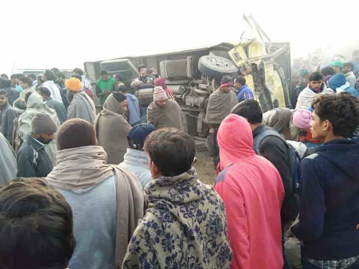 ਸਕੂਲ ਬੱਸ ਤੇ ਟਰਾਲੇ ਦੀ ਟੱਕਰ, ਦੋ ਮੌਤਾਂ, ਲੋਕਾਂ ਨੇ ਟਰਾਲਾ ਫੂਕਿਆ