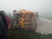 ਸਕੂਲ ਬੱਸ ਤੇ ਟਰਾਲੇ ਦੀ ਟੱਕਰ, ਦੋ ਮੌਤਾਂ, ਲੋਕਾਂ ਨੇ ਟਰਾਲਾ ਫੂਕਿਆ