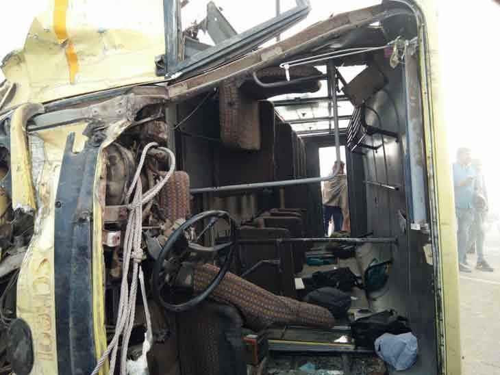 ਸਕੂਲ ਬੱਸ ਤੇ ਟਰਾਲੇ ਦੀ ਟੱਕਰ, ਦੋ ਮੌਤਾਂ, ਲੋਕਾਂ ਨੇ ਟਰਾਲਾ ਫੂਕਿਆ