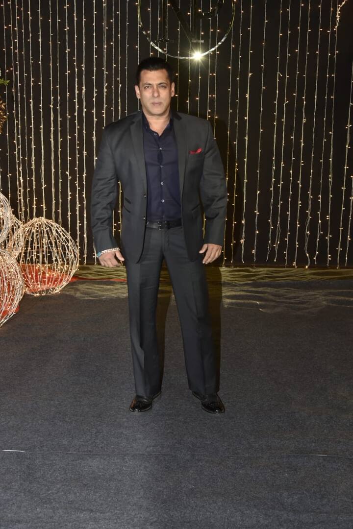 ਇਸ ਪਾਰਟੀ ‘ਚ ਜਿੱਥੇ ਕਈ ਸਟਾਰ ਨਜ਼ਰ ਆਏ, ਉੱਥੇ ਬਾਲੀਵੁੱਡ ਦੇ ਦਬੰਗ ਖ਼ਾਨ ਸਲਮਾਨ ਵੀ ਆਪਣੀ ਨਾਰਾਜ਼ਗੀ ਭੁੱਲ ਪੀਸੀ ਦੀ ਖੁਸ਼ੀ ‘ਚ ਸ਼ਾਮਲ ਹੋਣ ਪਹੁੰਚੇ।