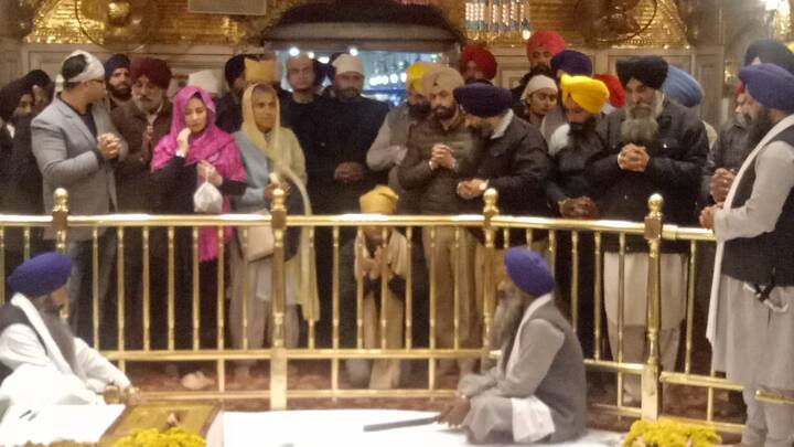 ਭਾਰਤ ਦੇ ਸਟਾਰ ਕ੍ਰਿਕੇਟਰ ਸਚਿਨ ਤੇਂਲਦੁਲਕਰ ਅੱਜ ਪਰਿਵਾਰ ਸਮੇਤ ਸ੍ਰੀ ਦਰਬਾਰ ਸਾਹਿਬ ਅੰਮ੍ਰਿਤਸਰ ਵਿਖੇ ਪਹੁੰਚੇ।