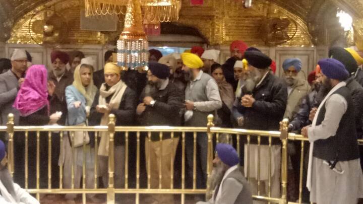 ਤੇਂਦੁਲਕਰ ਨੇ ਆਪਣੇ ਪਰਿਵਾਰ ਨਾਲ ਸੱਚਖੰਡ ਵਿਖੇ ਮੱਥਾ ਟੇਕਿਆ।