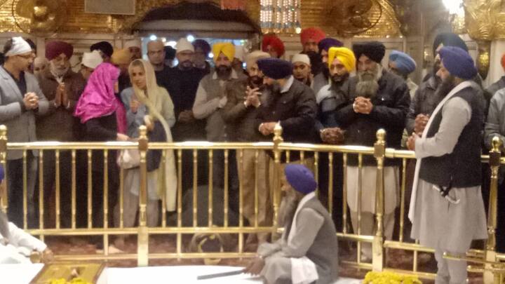 ਇਸ ਦੌਰਾਨ ਉਨ੍ਹਾਂ ਮੀਡੀਆ ਨਾਲ ਕੋਈ ਗੱਲਬਾਤ ਨਹੀਂ ਕੀਤੀ ਤੇ ਕੁਝ ਹੀ ਸਮੇਂ ਦੇ ਦਰਸ਼ਨਾਂ ਤੋਂ ਬਾਅਦ ਉਹ ਉੱਥੋਂ ਚਲੇ ਗਏ।