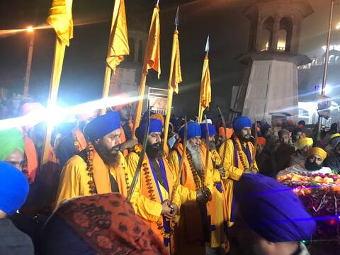 ਕਿਲ੍ਹਾ ਆਨੰਦਗੜ੍ਹ ਤੋਂ ਹਾਥੀ, ਘੋੜੇ ਤੇ ਊਠਾਂ ਸਮੇਤ ਖ਼ਾਲਸਾਈ ਜਾਹੋ-ਜਲਾਲ ਨਾਲ ਸੱਜਿਆ ਨਗਰ ਕੀਰਤਨ, ਵੇਖੋ ਤਸਵੀਰਾਂ ਕਿਲ੍ਹਾ ਆਨੰਦਗੜ੍ਹ ਤੋਂ ਹਾਥੀ, ਘੋੜੇ ਤੇ ਊਠਾਂ ਸਮੇਤ ਖ਼ਾਲਸਾਈ ਜਾਹੋ-ਜਲਾਲ ਨਾਲ ਸੱਜਿਆ ਨਗਰ ਕੀਰਤਨ, ਵੇਖੋ ਤਸਵੀਰਾਂ