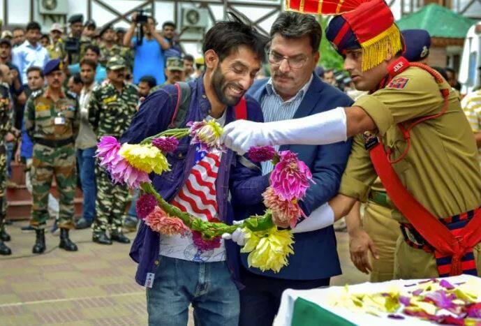 ਜੰਮੂ-ਕਸ਼ਮੀਰ `ਚ 12 ਅਗਸਤ ਨੂੰ ਅੱਤਵਾਦੀਆਂ ਦੇ ਹਮਲੇ ਤੋਂ ਬਾਅਦ ਪੁਲਿਸ ਦੇ ਕਾਂਸਟੇਬਲ ਪਰਵੇਜ਼ ਅਹਿਮਦ ਦੀ ਮੌਤ ਹੋ ਗਈ ਸੀ ਅਤੇ ਉਨ੍ਹਾਂ ਦੀ ਮ੍ਰਿਤਕ ਦੇਹ 'ਤੇ ਫੁੱਲ ਭੇਟ ਕਰਨ ਤੋਂ ਬਾਅਦ ਉਨ੍ਹਾਂ ਦੇ ਭਰਾ ਨੂੰ ਸੌਂਪੀ ਗਈ ਸੀ।