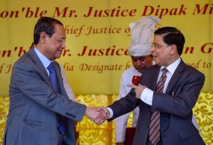 ਇਹ ਤਸਵੀਰ ਪਹਿਲੀ ਅਕਤੂਬਰ ਨੂੰ ਹੋਈ ਭਾਰਤ ਦੇ ਸਾਬਕਾ ਚੀਫ ਜਸਟੀਸ ਦੀਪਕ ਮਿਸ਼ਰਾ ਦੇ ਵਿਦਾਇਗੀ ਪਾਰਟੀ ਦੀ ਹੈ। ਜਿਸ `ਚ ਉਨ੍ਹਾਂ ਨੇ ਵਰਤਮਾਨ ਚੀਫ ਜਸਟਿਸ ਰੰਜਨ ਗੋਗੋਈ ਨਾਲ ਹੱਥ ਮਿਲਾਇਆ ਸੀ।