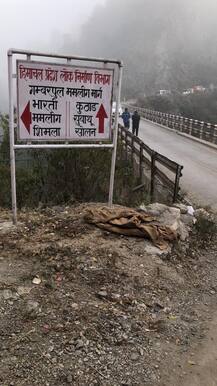 ਇੱਟਾਂ ਨਾਲ ਭਰਿਆ ਟਰੱਕ ਖੱਡ ’ਚ ਡਿੱਗਾ,  ਦੋ ਮੌਤਾਂ