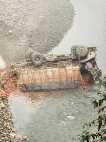 ਇੱਟਾਂ ਨਾਲ ਭਰਿਆ ਟਰੱਕ ਖੱਡ ’ਚ ਡਿੱਗਾ,  ਦੋ ਮੌਤਾਂ