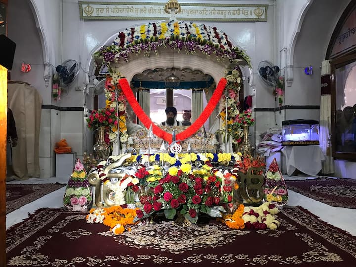  ਇਸ ਧਰਤੀ ‘ਤੇ 8 ਪੋਹ, ਸੰਮਤ 1761 (1704 ਈ:) ਨੂੰ ਵਿਸ਼ਵ ਦਾ ਸਭ ਤੋਂ ਅਸਾਵਾਂ ਯੁੱਧ ਲੜਿਆ ਗਿਆ। ਇੱਕ ਪਾਸੇ ਗਿਣਤੀ ਦੇ ਭੁੱਖੇ ਭਾਣੇ ਸਿੰਘ, ਬਹੁਤ ਮਾਮੂਲੀ ਕੱਚੀ ਗੜ੍ਹੀ ਤੇ ਦੂਸਰੇ ਪਾਸੇ ਦੁਸ਼ਮਣ ਦਲਾਂ ਦੀ ਦਸ ਲੱਖ ਫੌਜ।