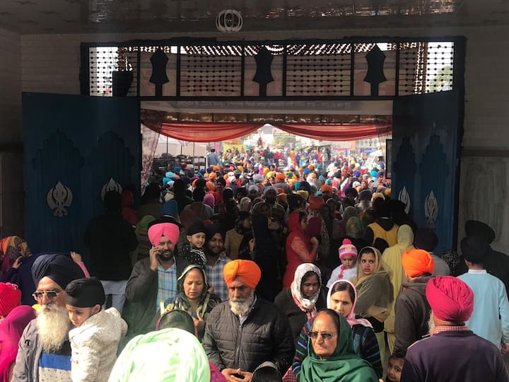 ਇਸ ਪਵਿੱਤਰ ਅਸਥਾਨ ਤੋਂ ਸਾਹਿਬ ਸ੍ਰੀ ਗੁਰੂ ਗੋਬਿੰਦ ਸਿੰਘ ਜੀ ਨੇ ਆਪਣੀ ਹੱਥੀਂ ਆਪਣੇ ਦੋ ਸਪੁੱਤਰਾਂ, ਪਿਆਰੇ ਗੁਰਸਿੱਖਾਂ ਨੂੰ ਯੁੱਧ ਭੂਮੀ ਵੱਲ ਤੋਰਿਆ ‘ਤੇ ਅੱਖਾਂ ਸਾਹਵੇਂ, ਉਨ੍ਹਾਂ ਨੂੰ ਜ਼ਬਰ ਦਾ ਮੁਕਾਬਲਾ ਸਬਰ ਨਾਲ ਕਰਦਿਆਂ, ਸ਼ਹੀਦ ਹੁੰਦਿਆਂ ਤੱਕਿਆ। 