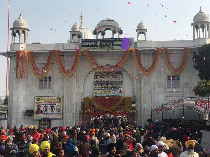 ਗੁਰਦੇਵ ਪਿਤਾ, ਖੁਦ ਵੀ ਮੈਦਾਨੇ-ਏ-ਜੰਗ ਵਿਚ ਜਾਣਾ ਚਾਹੁੰਦੇ ਸਨ ਪਰ ਪੰਜ ਪਿਆਰਿਆਂ ਦੇ ਹੁਕਮ ਨੂੰ ਮੰਨਦਿਆਂ ਹੋਇਆਂ ਗੁਰੂ ਜੀ ਨੂੰ ਚਮਕੌਰ ਦਾ ਇਹ ਇਤਿਹਾਸਕ ਰਣਖੇਤਰ ਛੱਡਣਾ ਪਿਆ।
