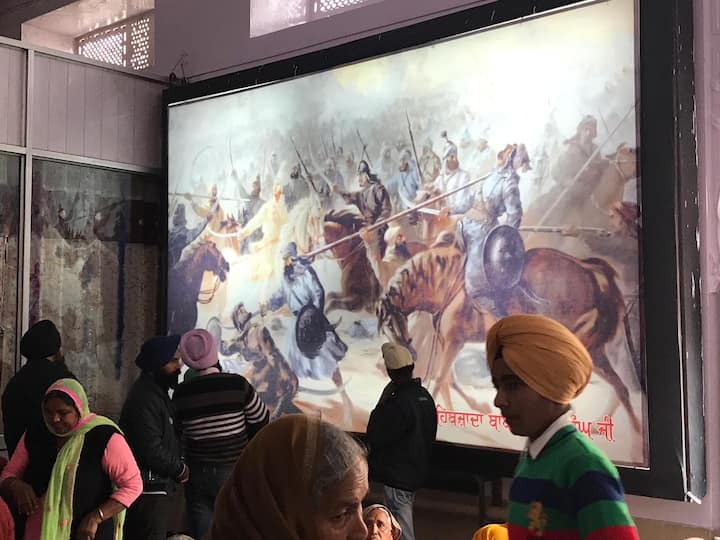 ਸ਼ਹੀਦ ਸਿੰਘਾਂ ਦਾ ਅੰਤਮ ਸਸਕਾਰ ਇੱਥੇ ਹੀ ਕੀਤਾ ਗਿਆ। ਚਮਕੌਰ ਦੀ ਧਰਤੀ ਦੇ ਜ਼ਰੇ-ਜ਼ਰੇ ਵਿਚ ਸ਼ਹੀਦਾਂ ਦਾ ਪਵਿੱਤਰ ਖੂਨ ਸਮੋਇਆ ਹੋਇਆ ਹੈ।