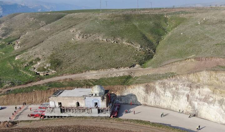 ਮਜ਼ਦੂਰਾਂ ਨੂੰ ਸੈਂਕੜੇ ਸਾਲਾਂ ਤੋਂ ਸੁਰੱਖਿਅਤ ਰੱਖੀਆਂ ਦੀਵਾਰਾਂ ਤੋੜਨੀਆਂ ਪਈਆਂ ਤਾਂ ਕਿ ਉਹ ਟਰਾਂਸਪੋਰਟ ਲਈ ਪਲੇਟਫਾਰਮਾਂ ’ਤੇ ਮਸਜਿਦ ਦੇ ਟੁਕੜੇ ਕਰਕੇ ਰੱਖੀਆਂ ਜਾ ਸਕਣ।