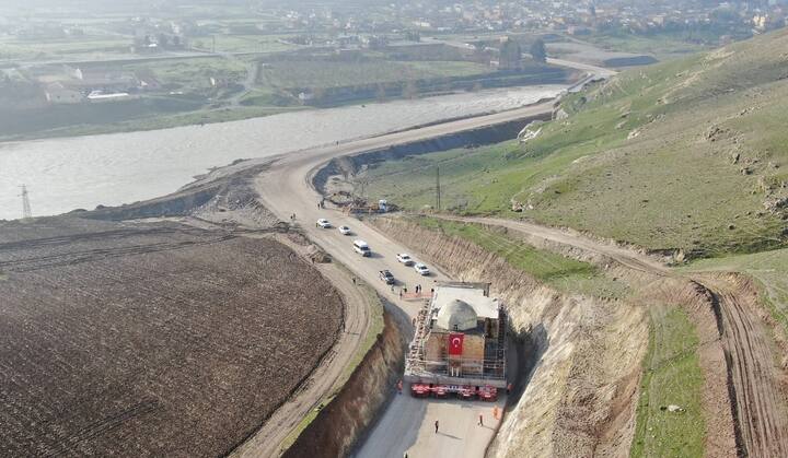 ਹਾਸਲ ਜਾਣਕਾਰੀ ਮੁਤਾਬਕ ਇਊਬੀ ਮਸਜਿਦ ਹਸਨਕੈਫ ਸ਼ਹਿਰ ਵਿੱਚ ਸੀ। ਇੱਥੇ ਤੁਰਕੀ ਦਾ ਚੌਥਾ ਸਭ ਤੋਂ ਵੱਡਾ ਬੰਨ੍ਹ ਈਲੀਸੂ ਬਣਾਇਆ ਜਾ ਰਿਹਾ ਹੈ।