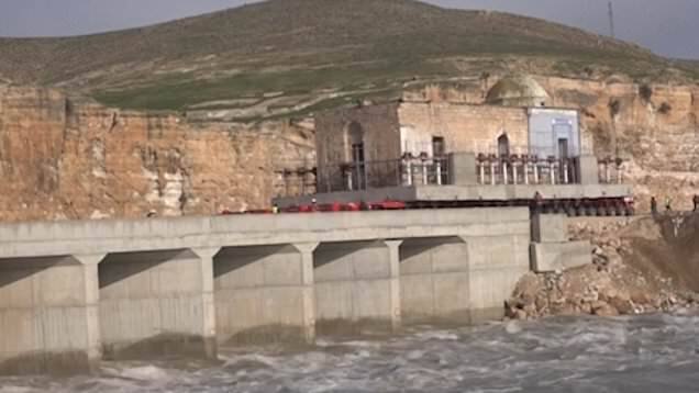 2500 ਟਨ ਵਜ਼ਨ ਦੀ ਮਸਜਿਦ ਦੇ ਹਿੱਸੇ ਨੂੰ 30 ਪਹੀਆਂ ਵਾਲੇ ਸ਼ਕਤੀਸ਼ਾਲੀ ਰੋਬੋਟ ਜ਼ਰੀਏ ਨਿਊ ਕਲਚਰਲ ਪਾਰਕ ਫੀਲਡ ਵਿੱਚ ਸਥਾਪਤ ਕੀਤਾ ਗਿਆ ਹੈ। 