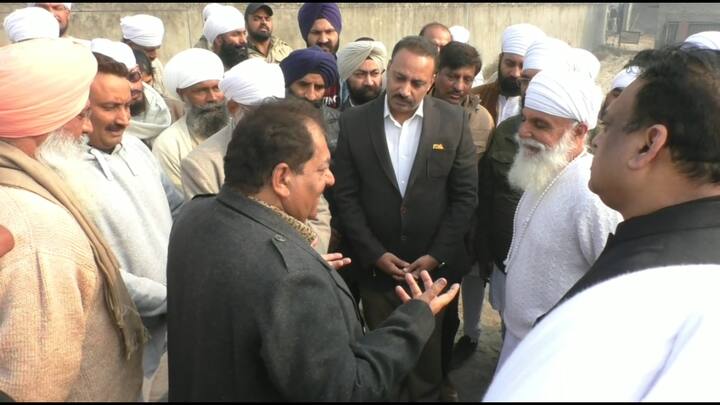 ਲੁਧਿਆਣਾ: ਨਾਮਧਾਰੀ ਸੰਪਰਦਾ ਵੱਲੋਂ ਮੁਖੀ ਉਦੈ ਸਿੰਘ ਦੀ ਅਗਵਾਈ ਵਿੱਚ ਬੁੱਢੇ ਨਾਲੇ ਦੀ ਸਫਾਈ ਦਾ ਕੰਮ ਸ਼ੁਰੂ ਕਰ ਦਿੱਤਾ ਗਿਆ ਹੈ। ਮੁੱਖ ਮੰਤਰੀ ਕੈਪਟਨ ਅਮਰਿੰਦਰ ਸਿੰਘ ਨੇ ਬੁੱਢੇ ਨਾਲੇ ਦੀ ਸਫਾਈ ਨਾਲ ਸਬੰਧਤ ਐਸਟੀਐਫ ਗਠਿਤ ਕੀਤੀ ਸੀ। ਹੁਣ ਨਾਲੇ ਦੀ ਸਫ਼ਾਈ ਦਾ ਜ਼ਿੰਮਾ ਨਾਮਧਾਰੀ ਸੰਪਰਦਾ ਨੇ ਲਿਆ ਹੈ। 